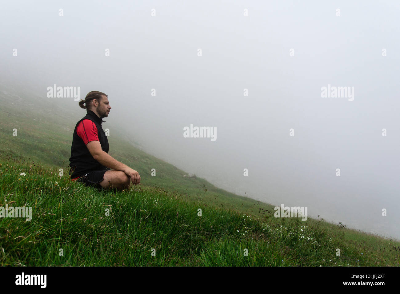 L'homme, montagnes, pré, méditer, brouillard Banque D'Images