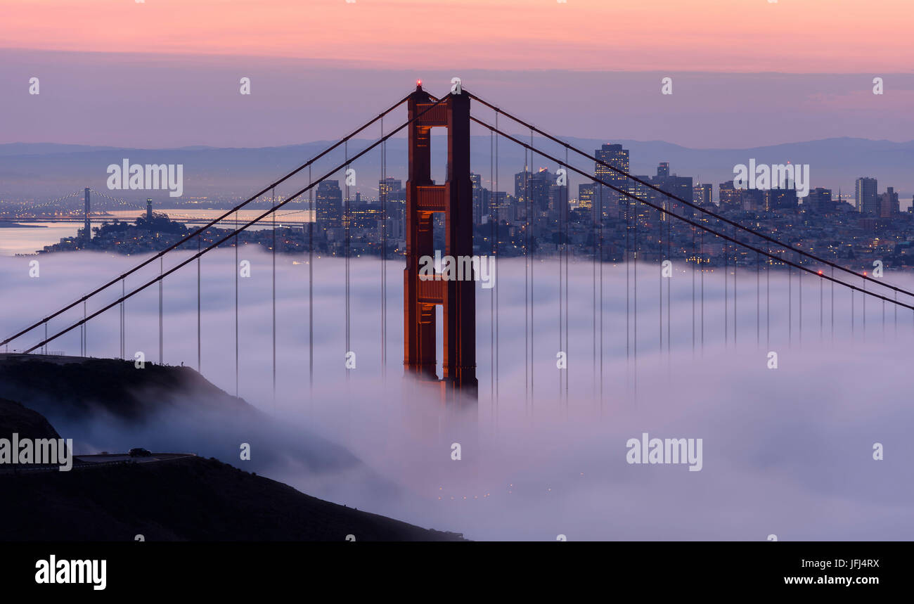 Le Golden Gate Bridge, le brouillard, l'humeur du soir, San Francisco, Californie, ETATS UNIS Banque D'Images