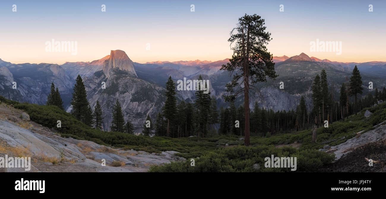 Vue panoramique à l'environnement et Half Dome, Yosemite National Park aux Etats-Unis, Californie Banque D'Images