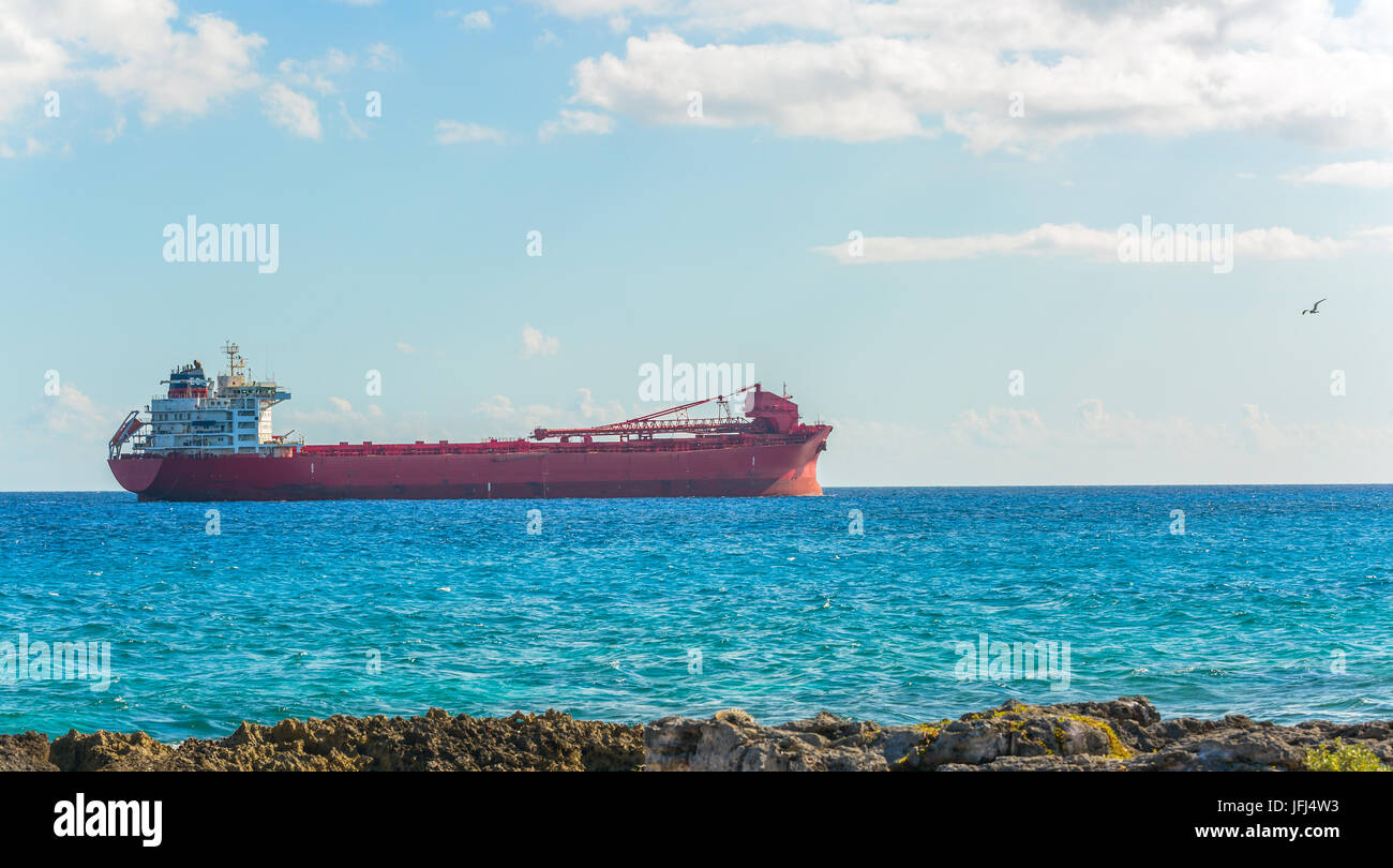 Navire de fret argo dans la mer des Caraïbes. Le transport des marchandises. Territoire du Mexique Banque D'Images