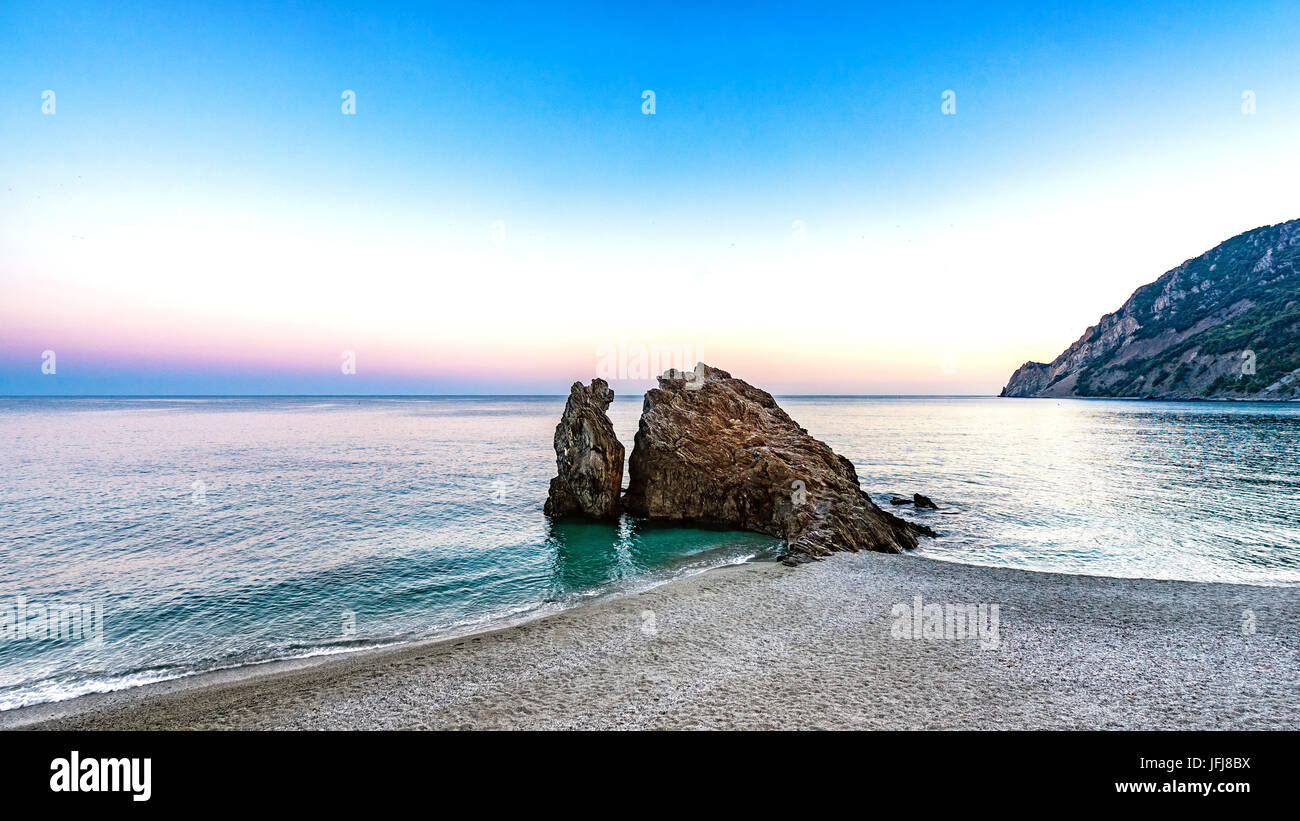 Rochers sur la plage avec Monterosso, Cinque Terre, ligurie, italie Banque D'Images