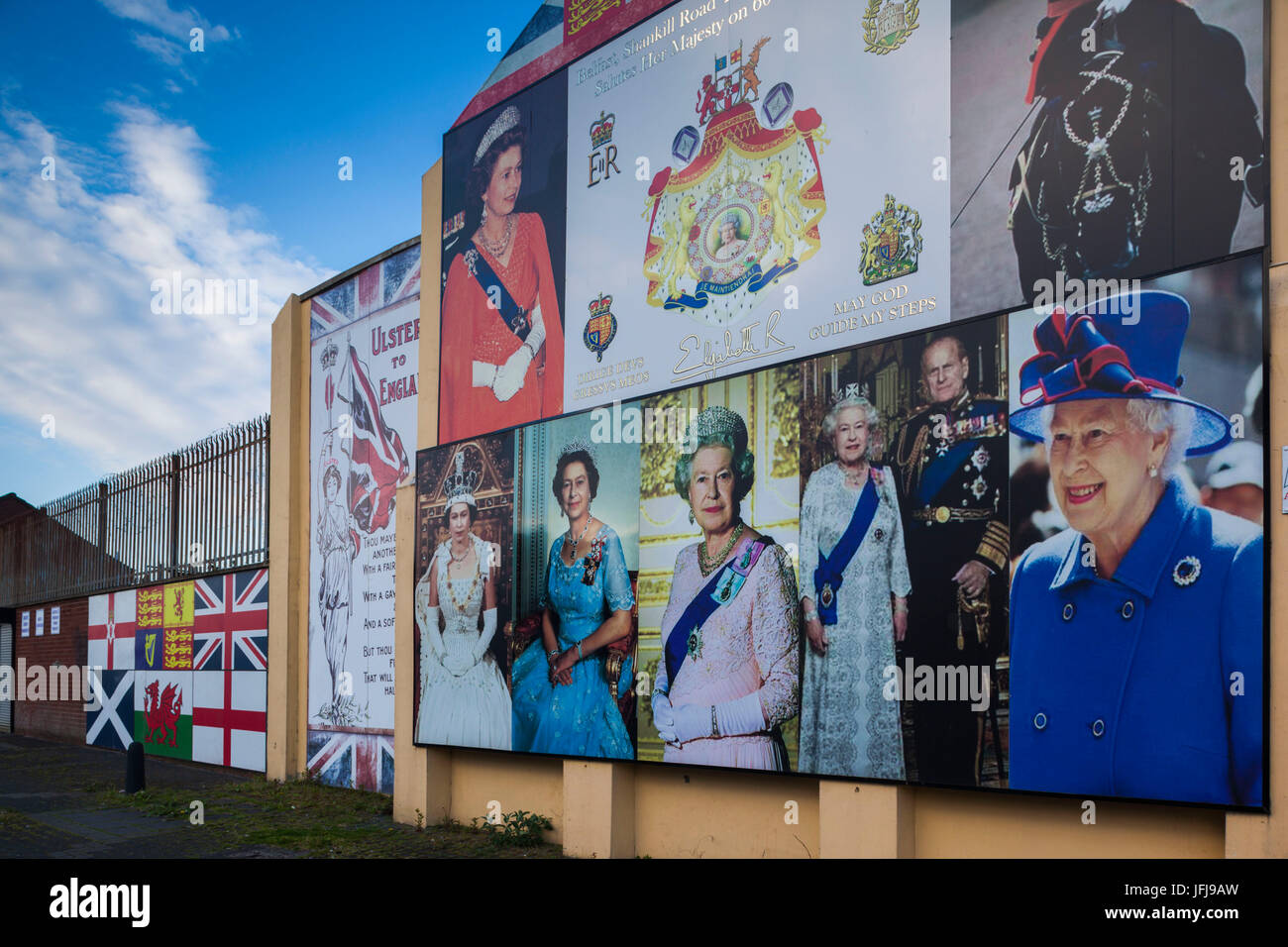 Royaume-uni, Irlande du Nord, Belfast, Falls Road, pro-britannique Unioniste Shankill Road murales le long avec la reine Elizabeth II Banque D'Images