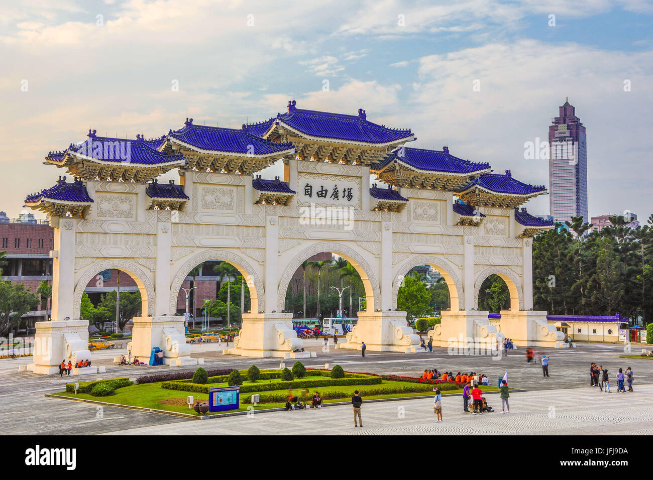 Taiwan, Taipei, porte à la place de la liberté et Chiang Kai-shek Hall Banque D'Images