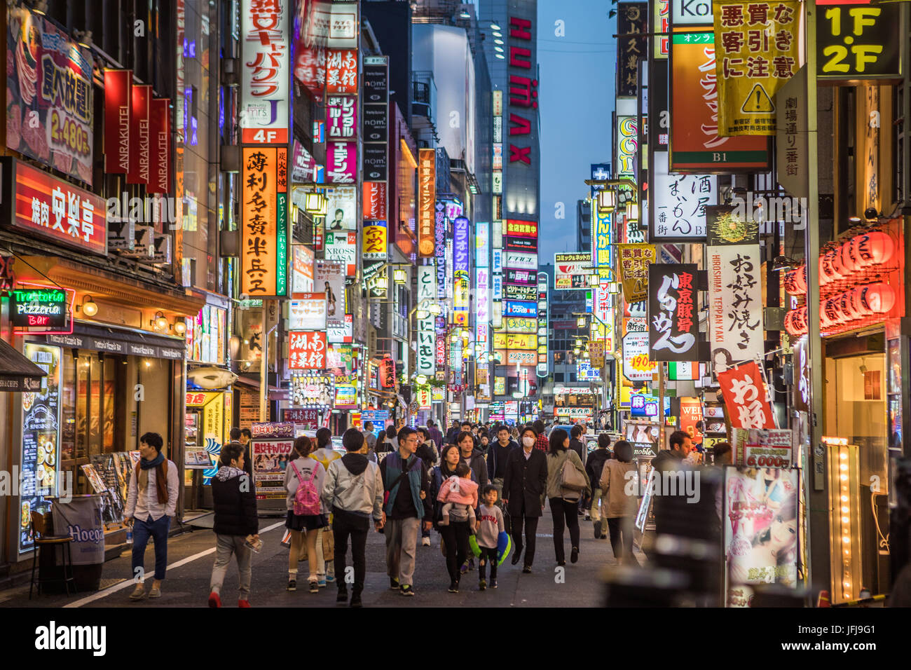 Le Japon, la ville de Tokyo, Asakusa, quartier de Kabukicho la nuit Banque D'Images