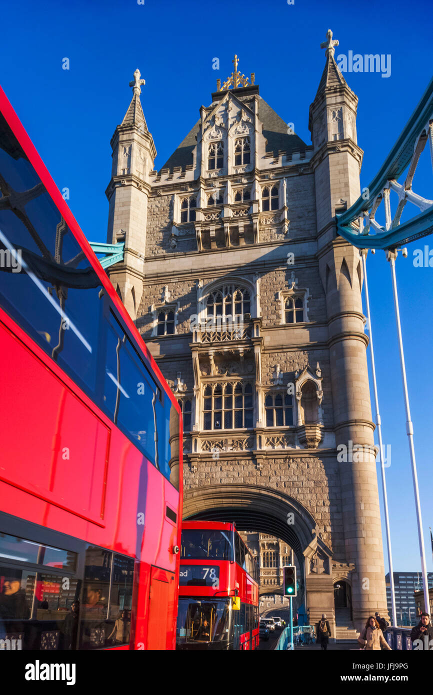 L'Angleterre, Londres, Tower Bridge et London Bus Rouge à deux étages Banque D'Images