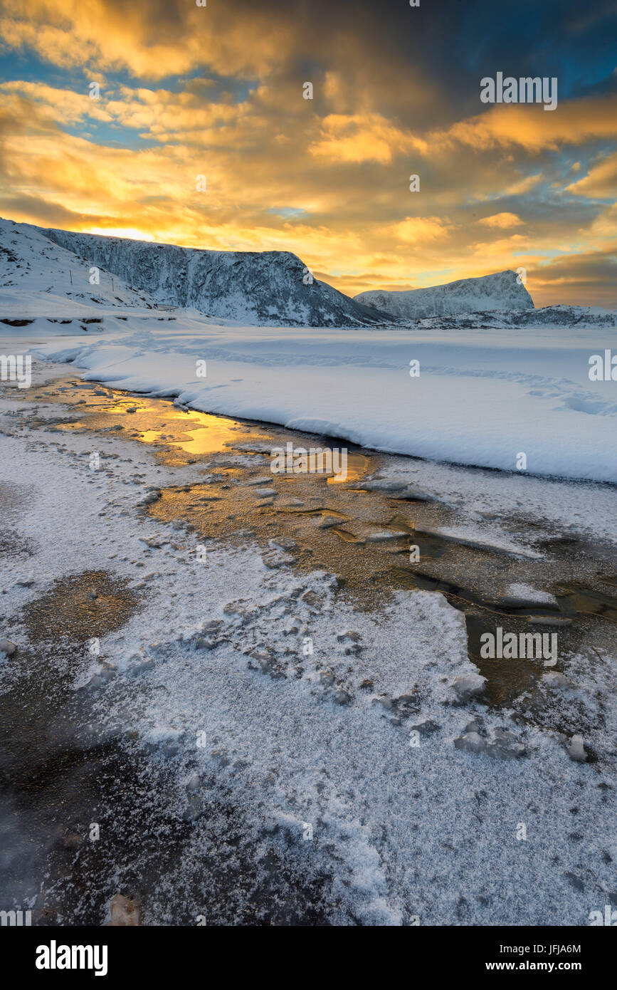 Haukland - îles Lofoten, Norvège un golden sunrise at Haukland colorés Banque D'Images