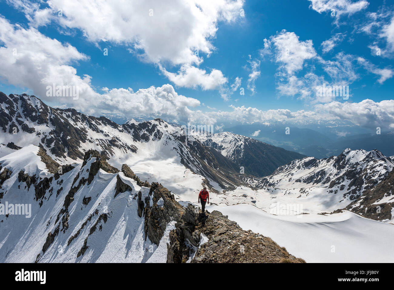 Chienes, Tyrol du Sud, Italie, alpiniste le long de la crête pour Hochgrubbachspitze / Gruppo Monte, Banque D'Images