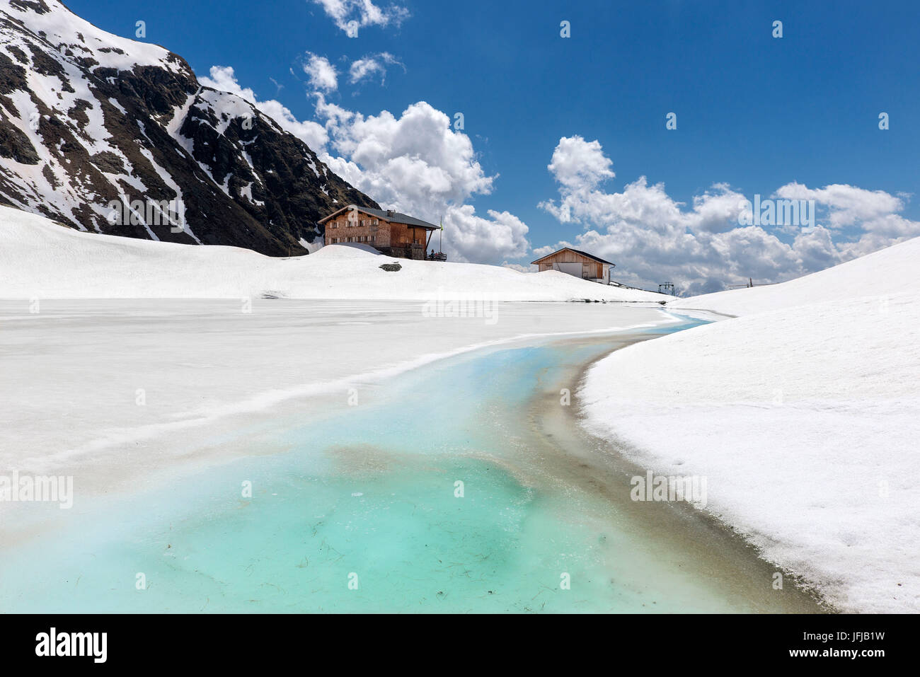 Chienes, Tyrol du Sud, Italie, le refuge Lago di Pausa / Tiefrastenhuette et le lac gelé Banque D'Images