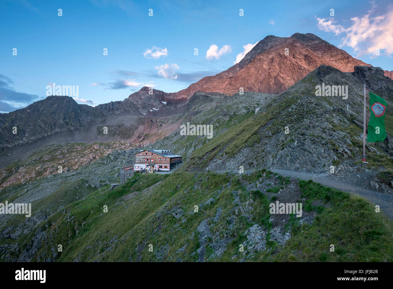 Alpes de Stubai, Tyrol, Autriche, le lever du soleil au sommet d'Habicht, tandis que l'Innsbruck Hut est encore dans l'ombre, Banque D'Images