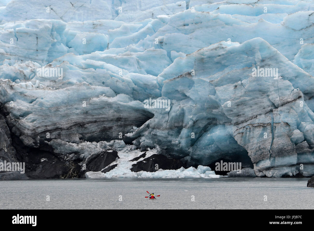 Red Canoe (kayak) près de front du glacier, Portage Glacier, Alaska, USA Banque D'Images