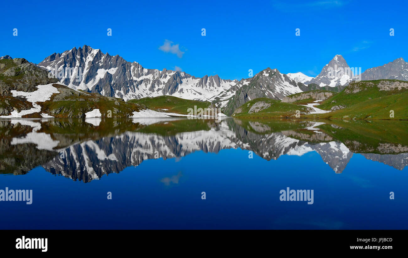 Mont Blanc dans le miroir, Lac de fenêtre, (Mont Blanc et Grand Jorasses sur la droite), Suisse, Europe Banque D'Images