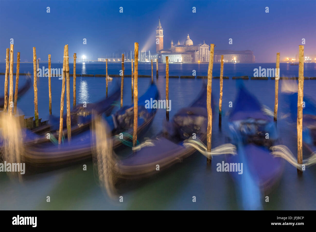 L'Europe, Italie, Vénétie, Venise, paysage de nuit vers l'île de San Giorgio avec les gondoles Banque D'Images