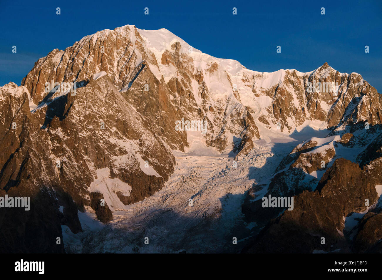 Lever du soleil sur le massif du Mont Blanc (Monte Bianco) de Pascal bivouac, vallée d'aoste, Italie, Europe Banque D'Images