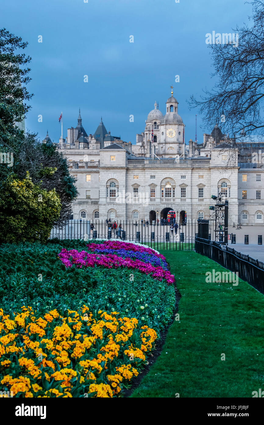 Jardin de fleurs en face de Horse Guards un grand bâtiment dans le style palladien entre Whitehall et Horse Guards Parade, London Royaume Uni Europe Banque D'Images