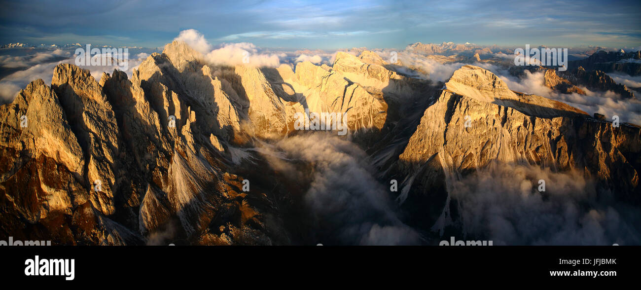 Vue aérienne de la montagne de Odle entouré par des nuages, Dolomites Val Funes Trentin-Haut-Adige Italie Tyrol du Sud Europe Banque D'Images