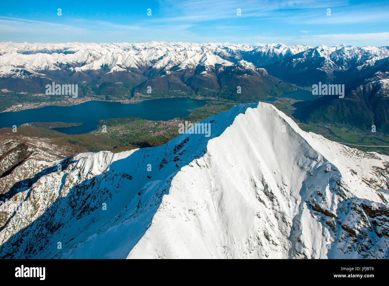 Photo aérienne avec le Mont Legnone in close up et Alto Lario qui croise la Valtellina et Valchiavenna, Lombardie, Italie, Banque D'Images