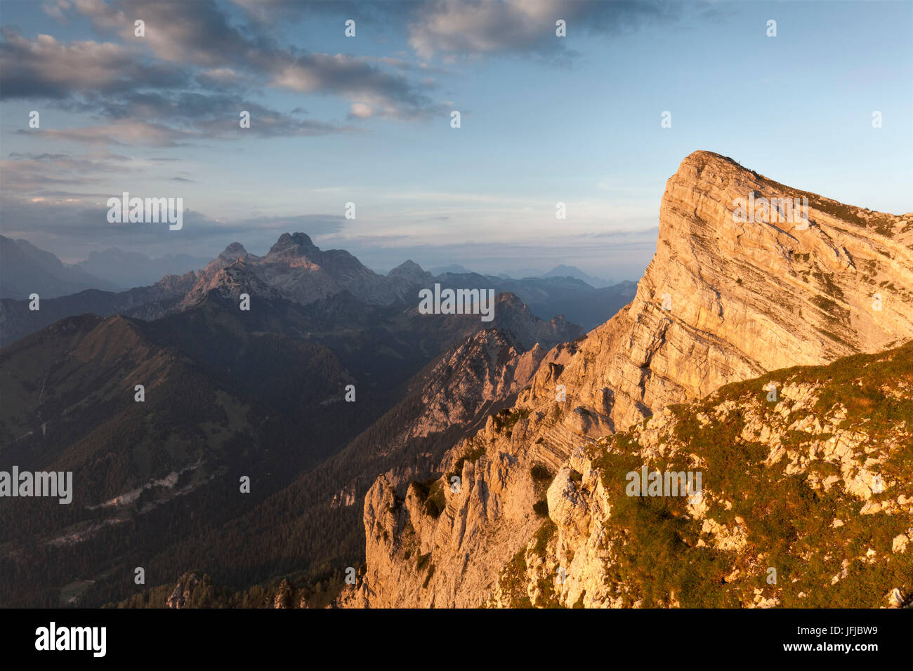 L'Europe, Italie, Vénétie, Belluno, Mont Ramezza au coucher du soleil et le Sass de Mura en arrière-plan, Dolomites, Parc National des Dolomites de Belluno, Vette Feltrine Banque D'Images