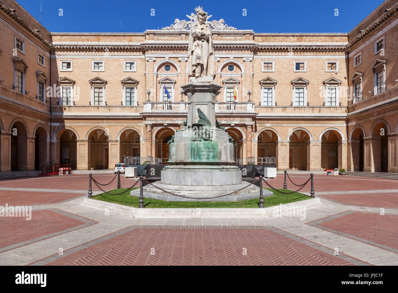 L'Europe, Italie, Marches, Macerata, Leopardi square à Recanati avec le monument du poète Giacomo Leopardi Banque D'Images