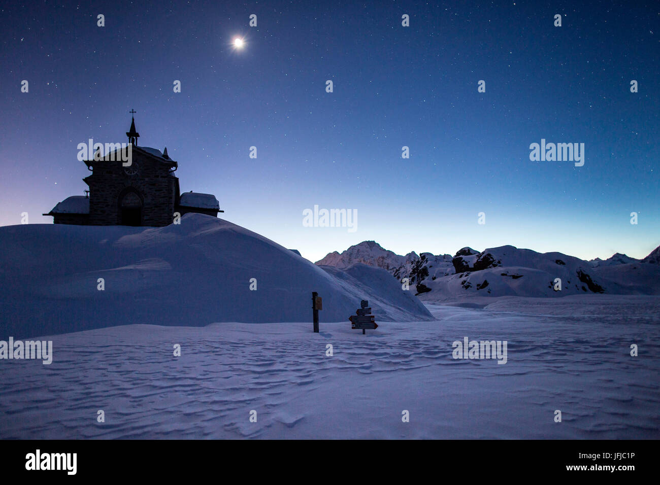 L'église à l'Alpe, Prabello Prabello Alp dans une nuit de pleine lune, Valtournenche, Valtellina, Italie Banque D'Images