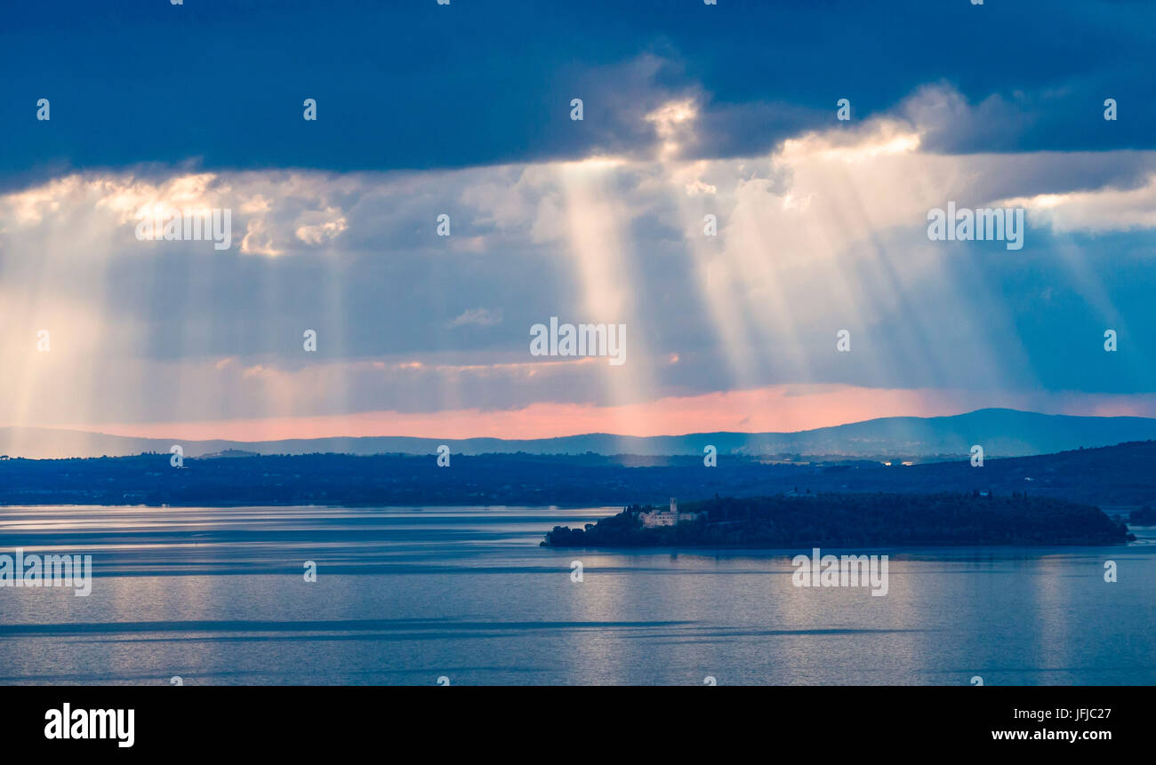 Les rayons de lumière sur l'île majeur après l'orage, le lac Trasimène, Ombrie, Italie Banque D'Images