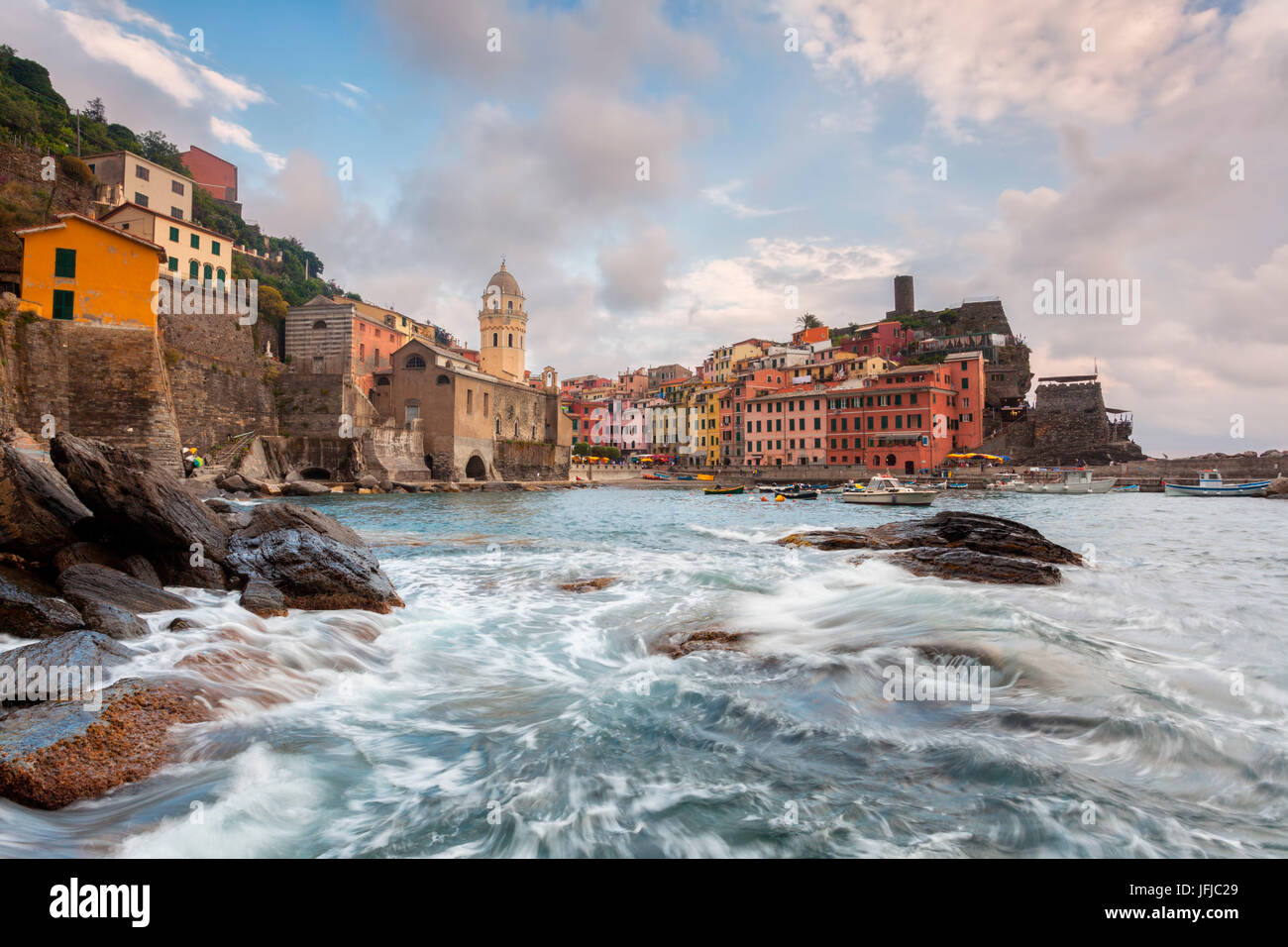 Tempête de mer à Vernazza, Cinque Terre, ligurie, italie Banque D'Images