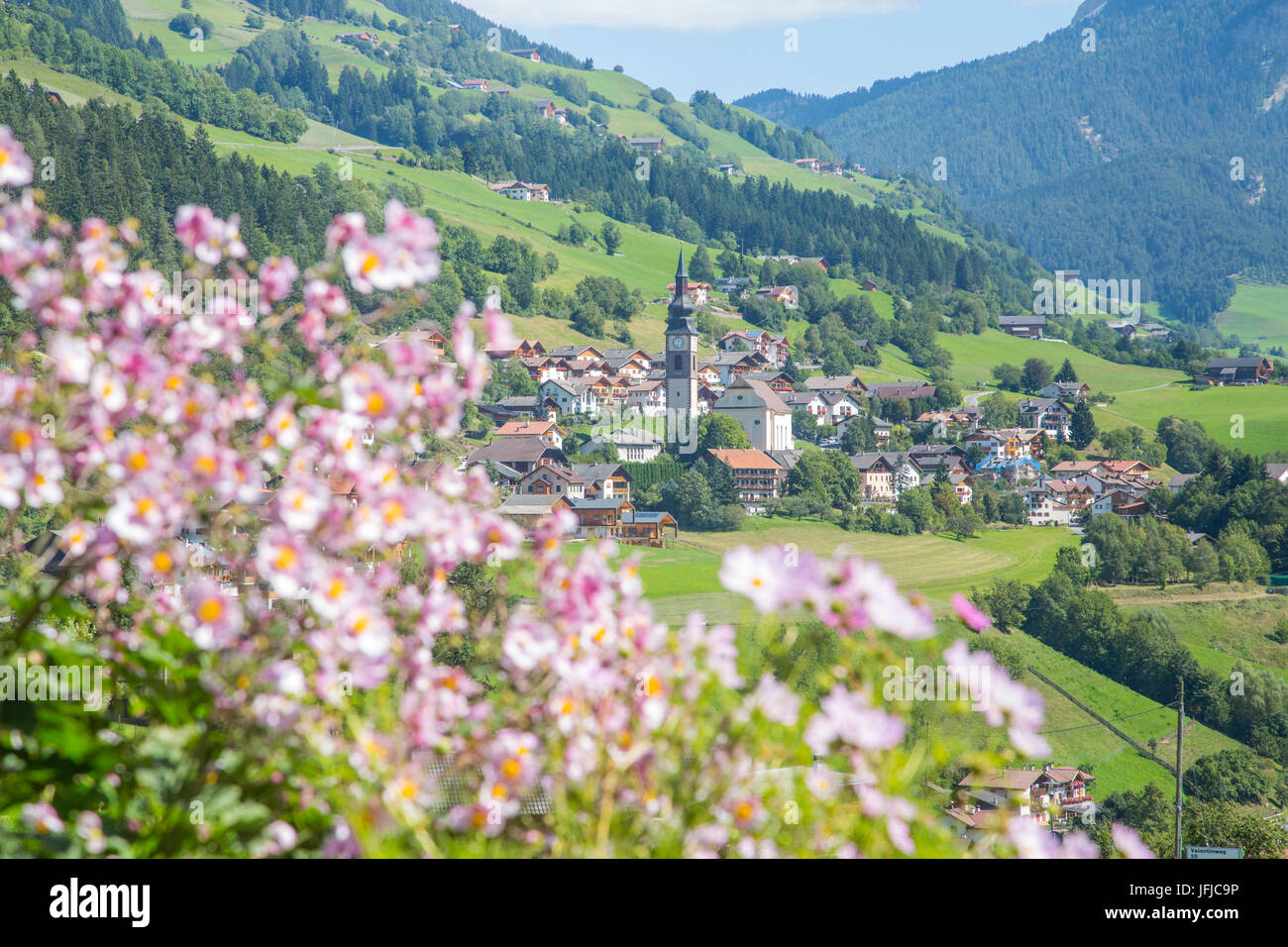 L'Europe, l'Italie, le Tyrol du Sud, Bolzano, San Pietro en ville Funes Valley au cours de l'été - Dolomites Banque D'Images
