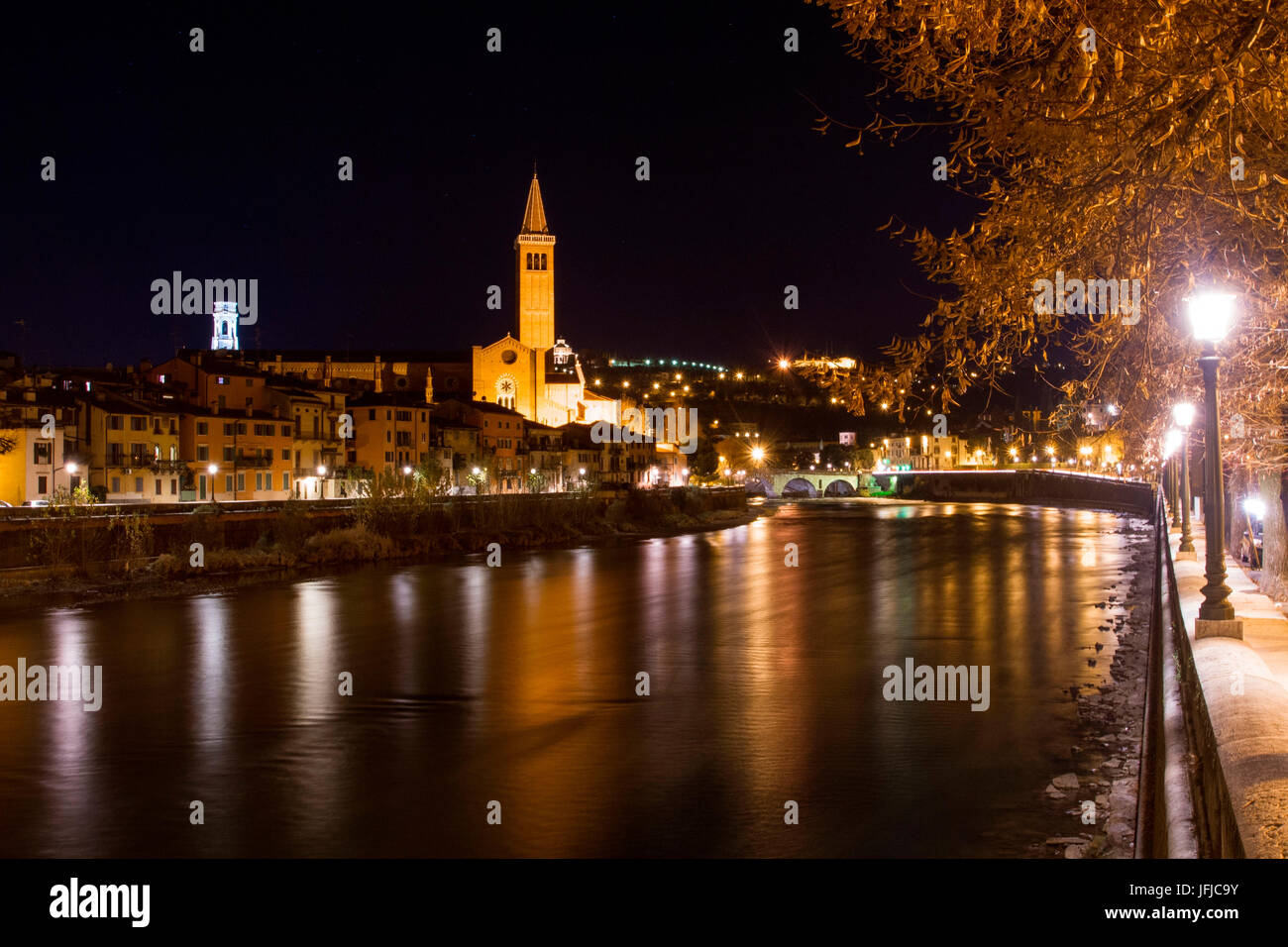 L'Europe, Italie, Vénétie, reflétée dans la ville de Vérone Adige par nuit Banque D'Images