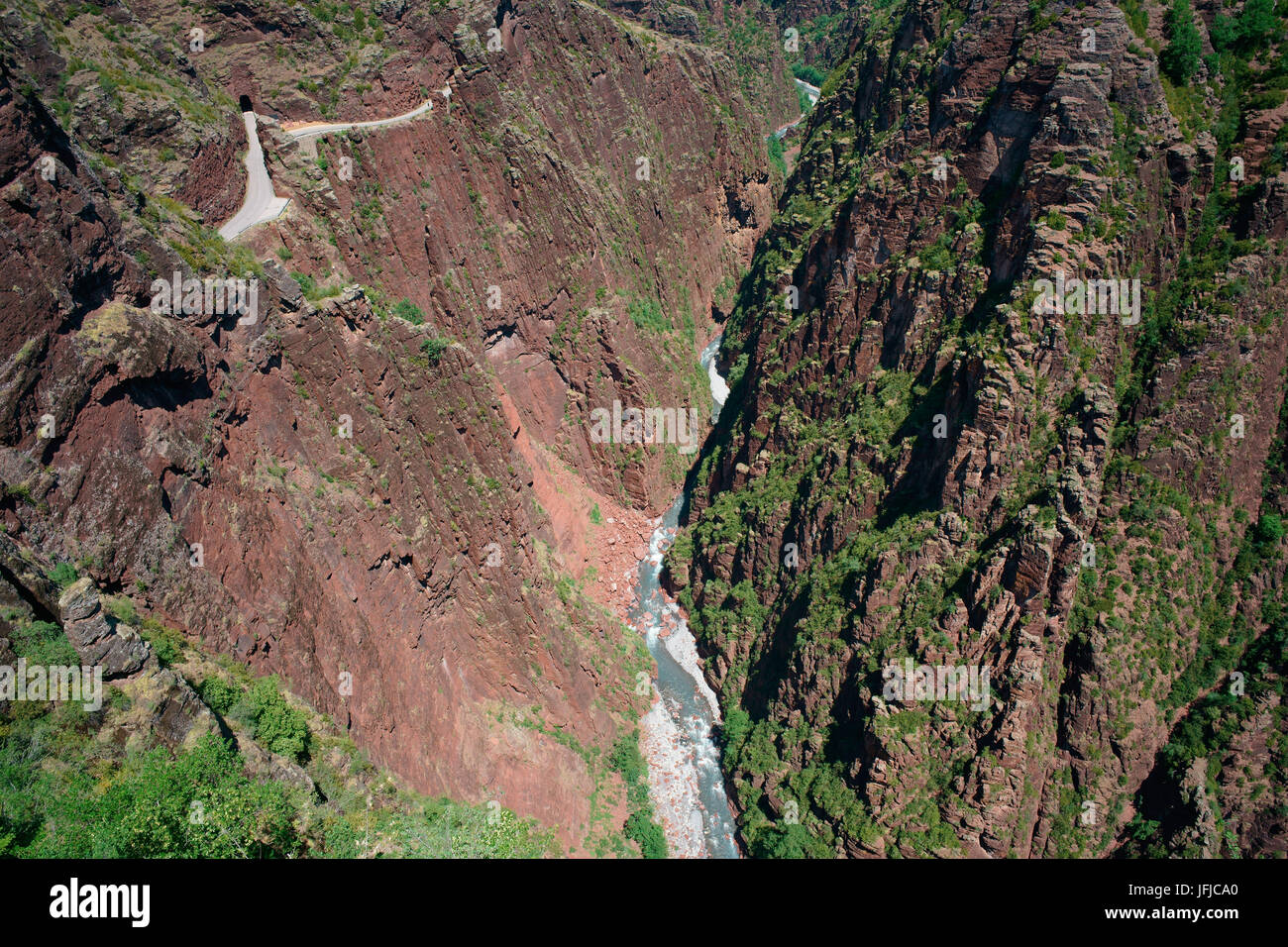 Point sublime perspective; un point de vue de 270 mètres de haut au-dessus de la rivière Var dans la gorge de Daluis. Guillaumes, arrière-pays de la Côte d'Azur, France. Banque D'Images