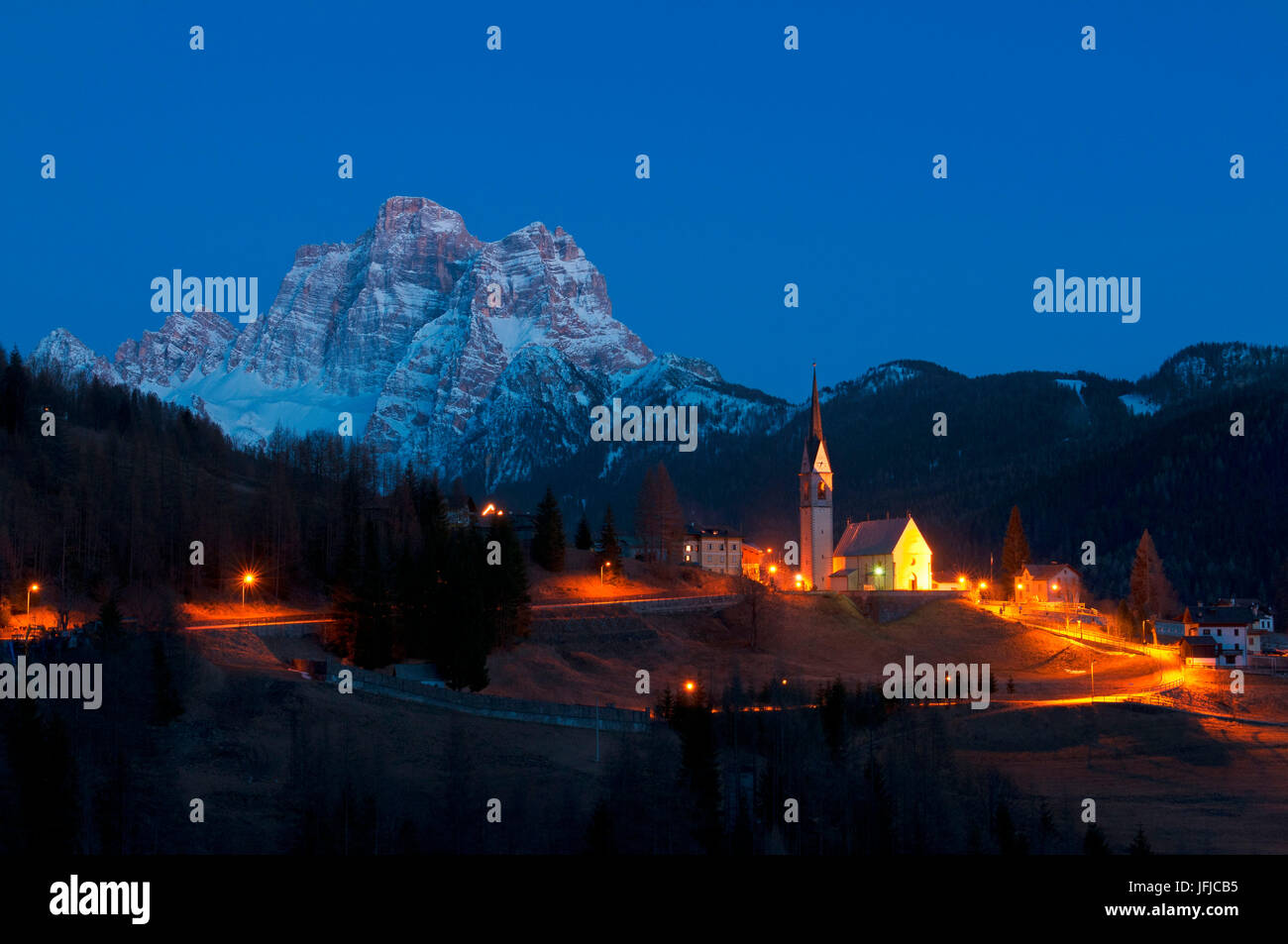 Italie, Vénétie, district de la vallée de Belluno, Fiorentina - night light de Selva di Cadore Banque D'Images