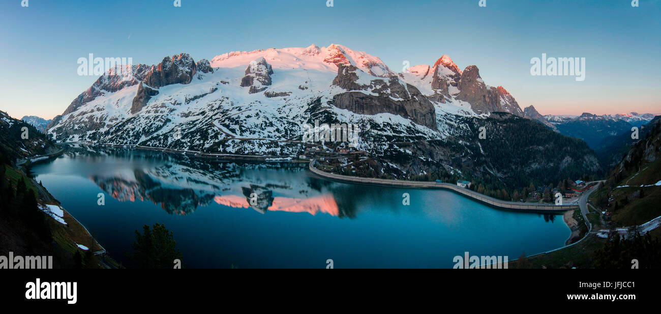 Dolomites : Lever du Soleil à col Fedaia Le lac au pied du mont Marmolada Banque D'Images