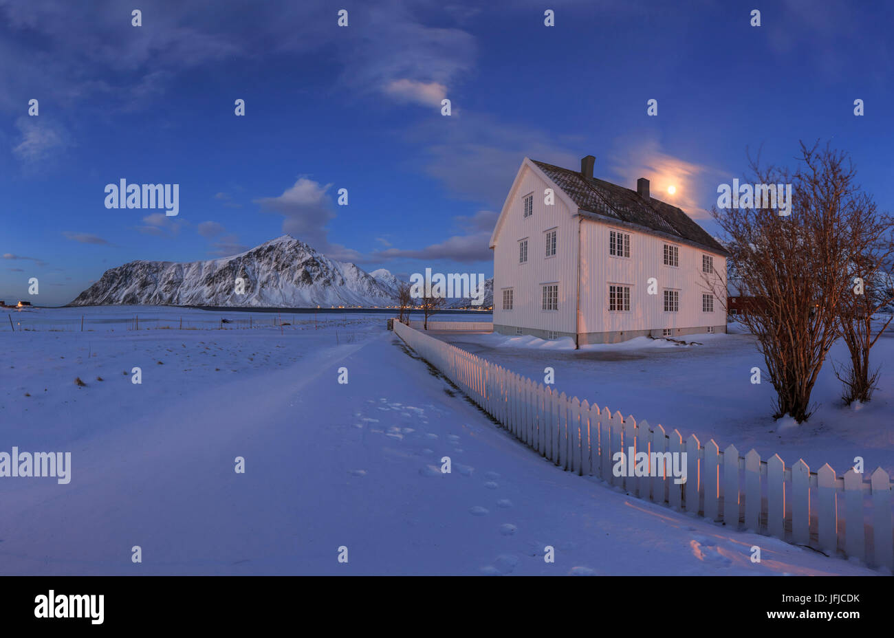 Maison typique entouré par la neige dans une froide journée d'hiver au crépuscule, Flakstad îles Lofoten Norvège Europe Banque D'Images