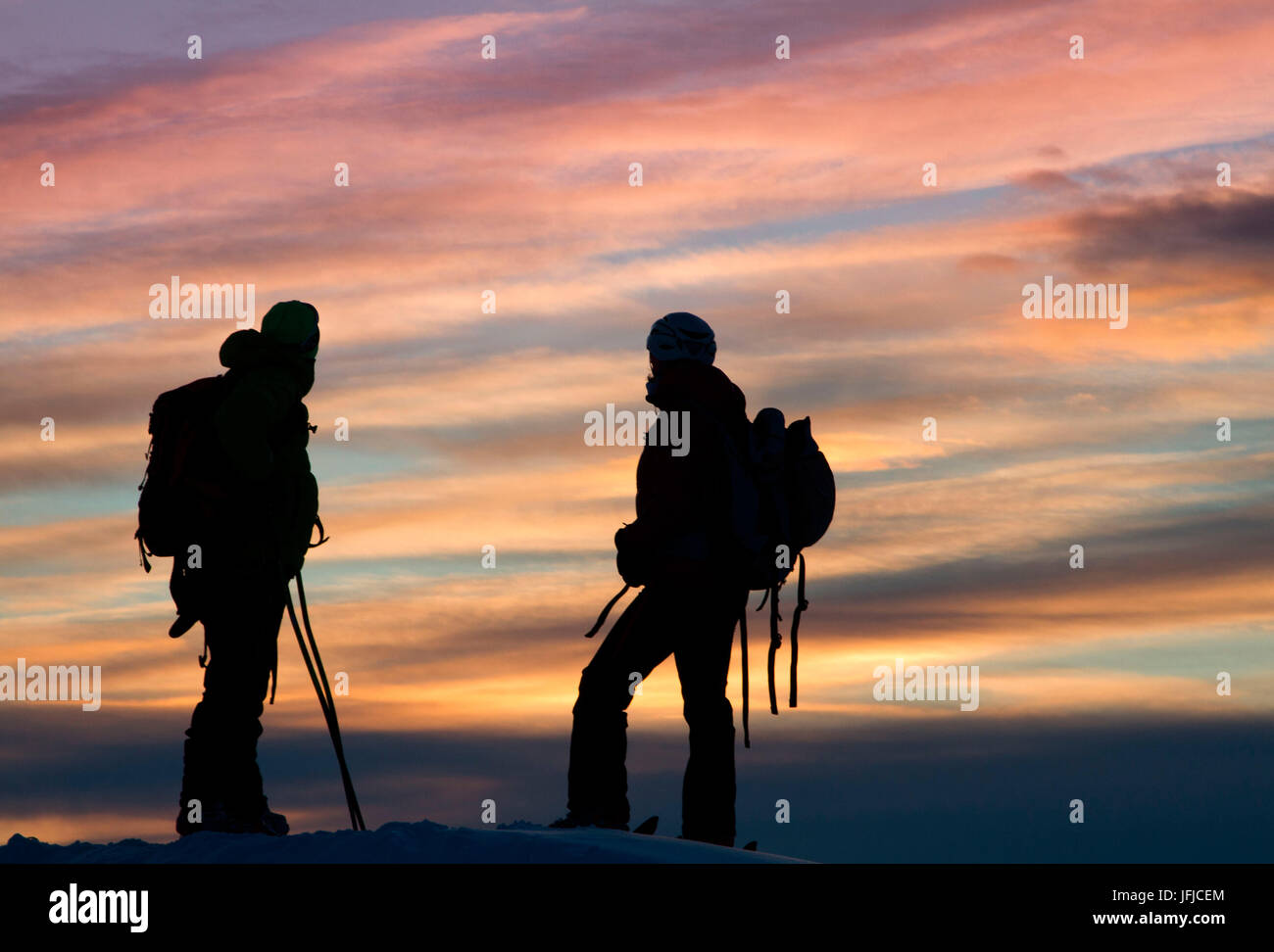 L'Europe, Italie, Lombardie, deux marcheurs, au coucher du soleil, après un voyage passé sur les montagnes Banque D'Images
