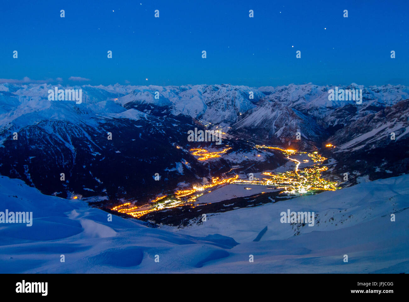 L'Europe, Italie, Lombardie, Bormio ville après une chute de neige d'hiver par nuit, Alpes Banque D'Images