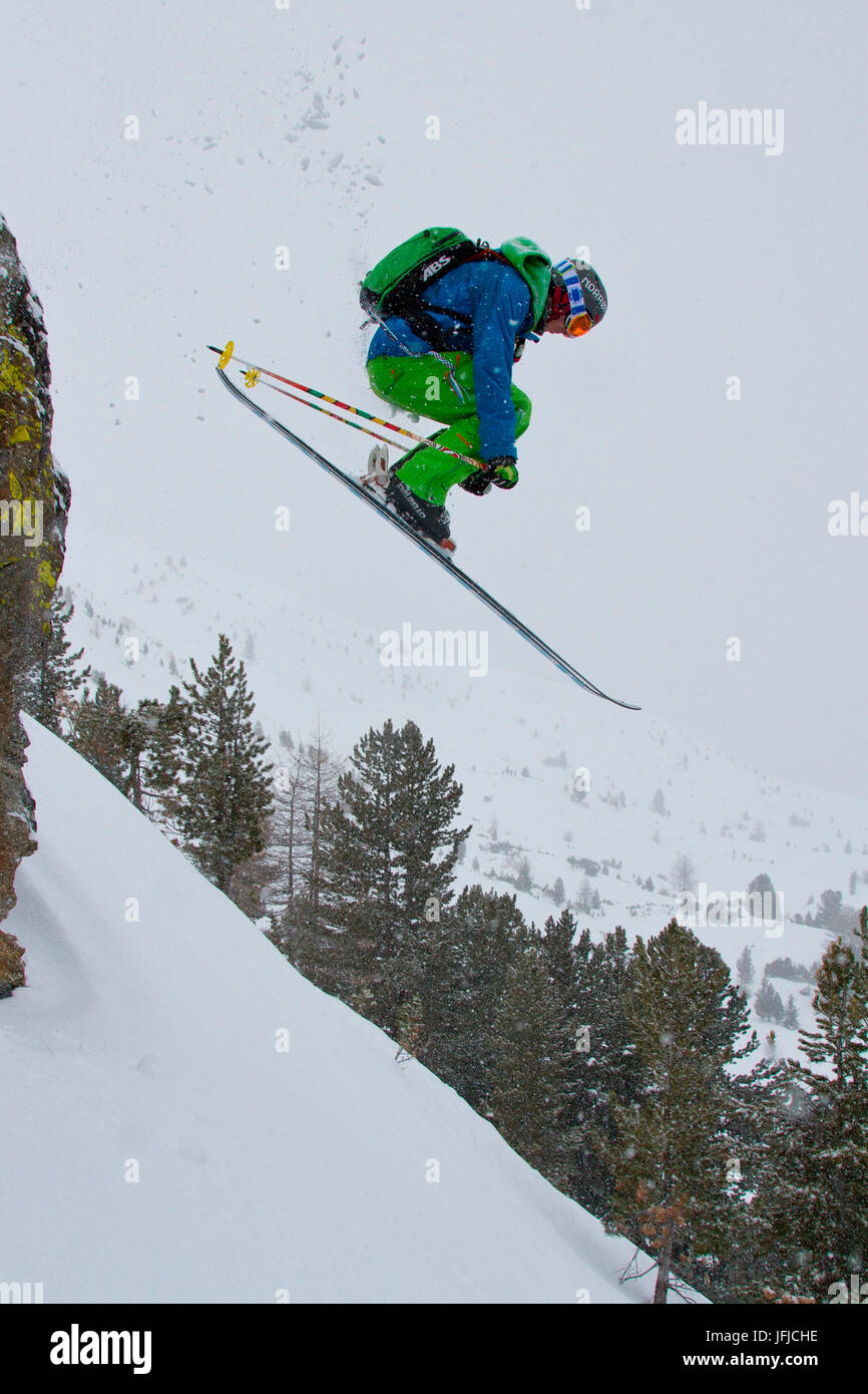L'Europe, Italie, Lombardie, Freeride jump dans l'arrière-pays pendant la saison d'hiver dans la neige Banque D'Images