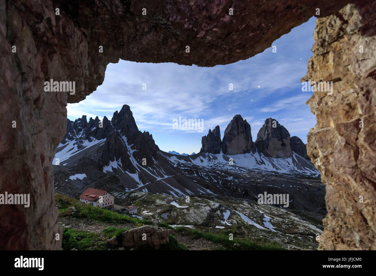 Les Trois Cimes de Lavaredo vu dans une caverne à la nuit, Dolomites de Sesto Trentin-Haut-Adige Italie Europe Banque D'Images