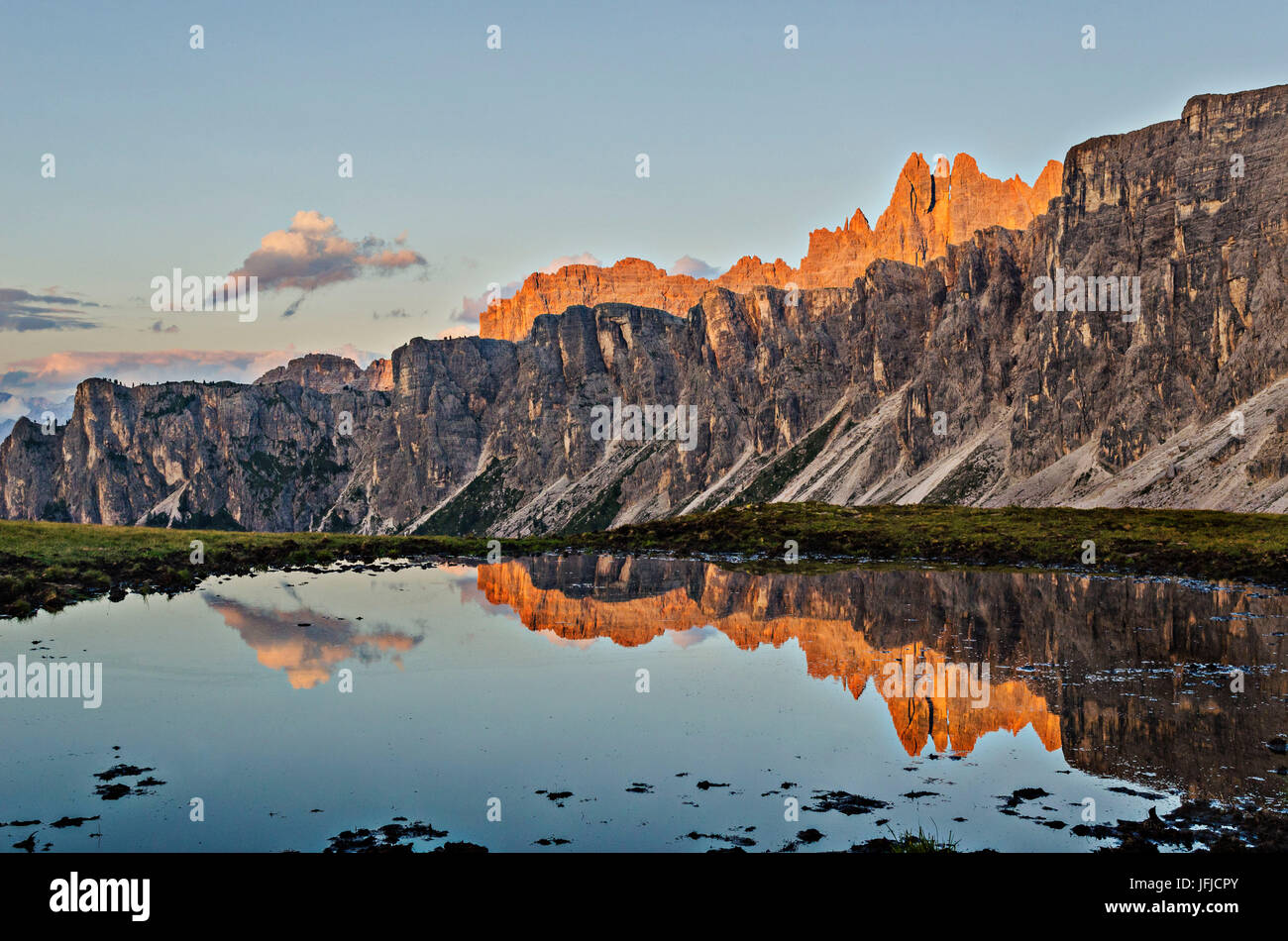 De Lastoi a Rapp, Croda da Lago, Giau Pass, Cadore, Dolomiti, Vénétie, Italie, le coucher du soleil le Giau Pass Banque D'Images