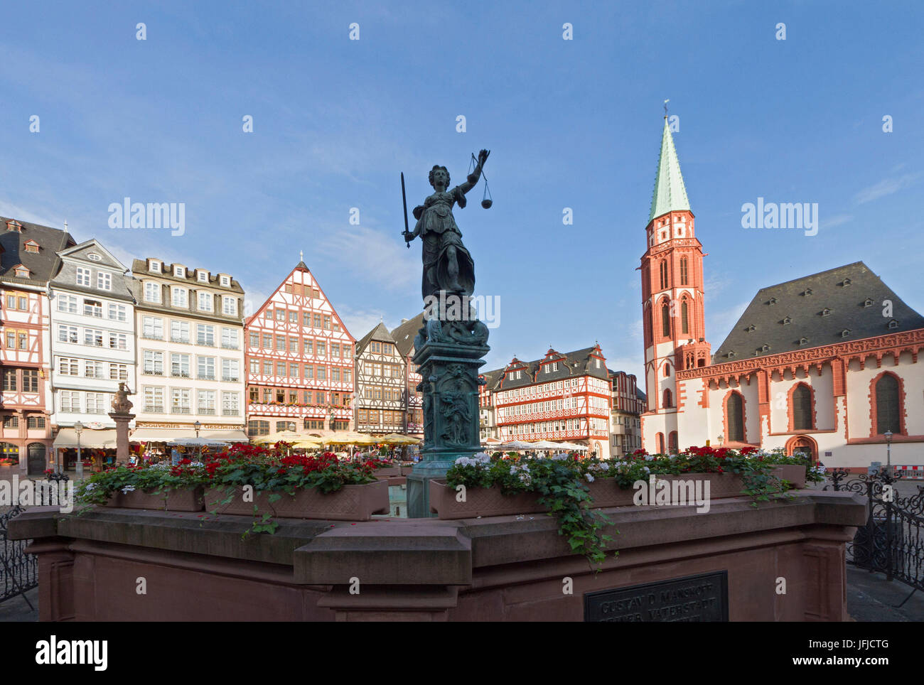 La Romerberg square avec la statue de la Justice dans le centre et l'église de San Nicola, Francfort, Allemagne Banque D'Images