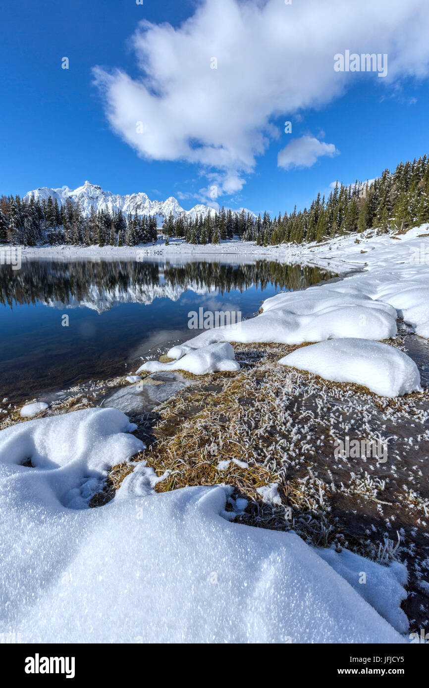 Woods et des sommets enneigés se reflètent dans l'eau claire du lac Palù Valtellina Zone Val Malenco de Lombardie Italie Europe Banque D'Images