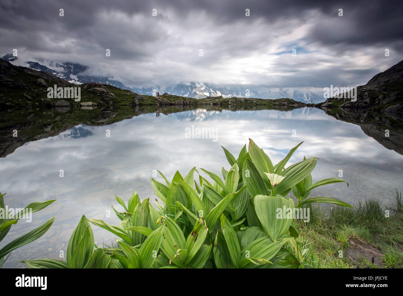 Nuages reflétée dans le Lac de Cheserys Chamonix Haute Savoie France Europe Banque D'Images