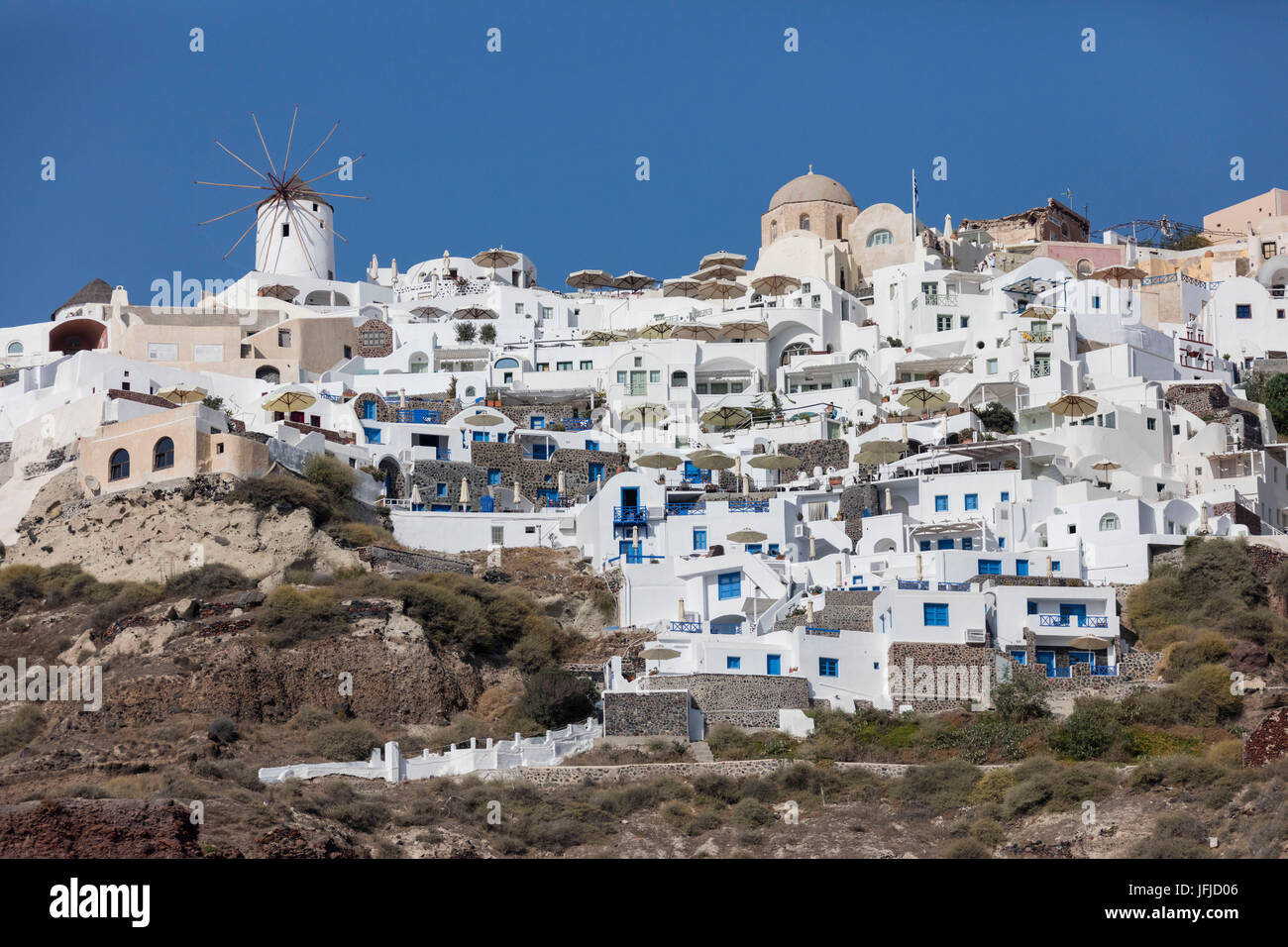 Grec typique village perché sur les volcanites du rock avec ses maisons blanches et bleues et de moulins à vent Santorini Cyclades Grèce Europe Banque D'Images