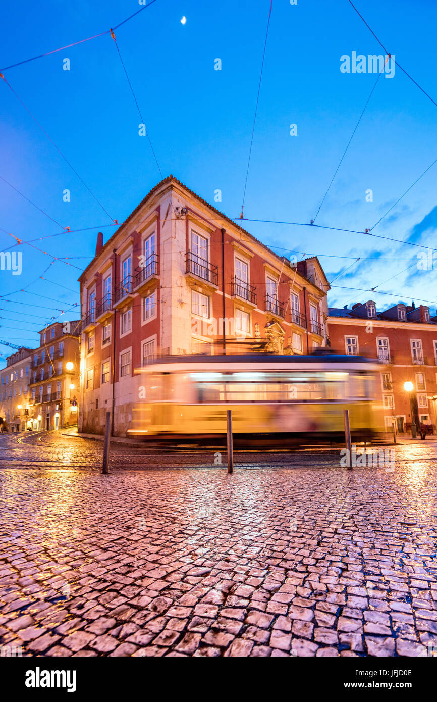 Les lumières de la ville, sur l'architecture typique et vieilles rues au crépuscule alors que le tram 28 produit Alfama Lisbonne Portugal Europe Banque D'Images