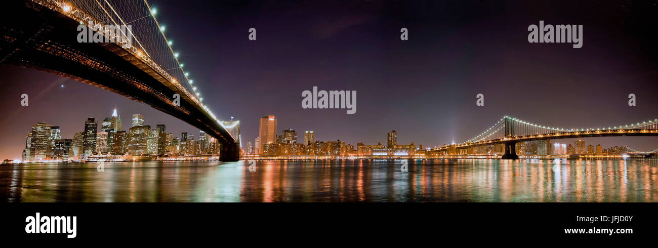 Vue imprenable sur la nuit de la skyline de New York des rives de la rivière Hudson traversé par le pont de Brooklyn, New York, USA, Banque D'Images