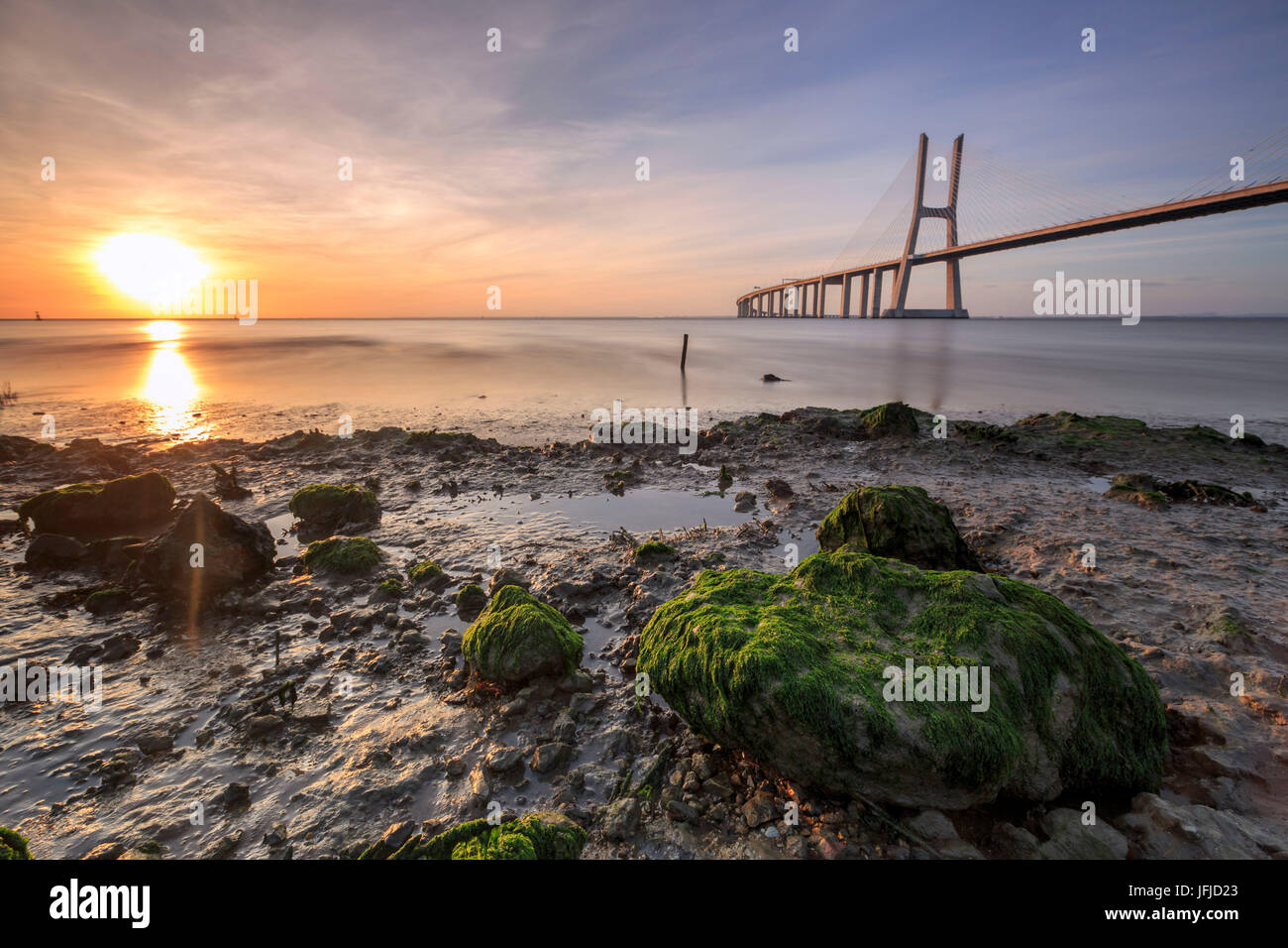 Le soleil se lève sur le pont Vasco de Gama qui enjambe le Tage dans la région de Parque das Nações de Lisbonne Portugal Europe Banque D'Images