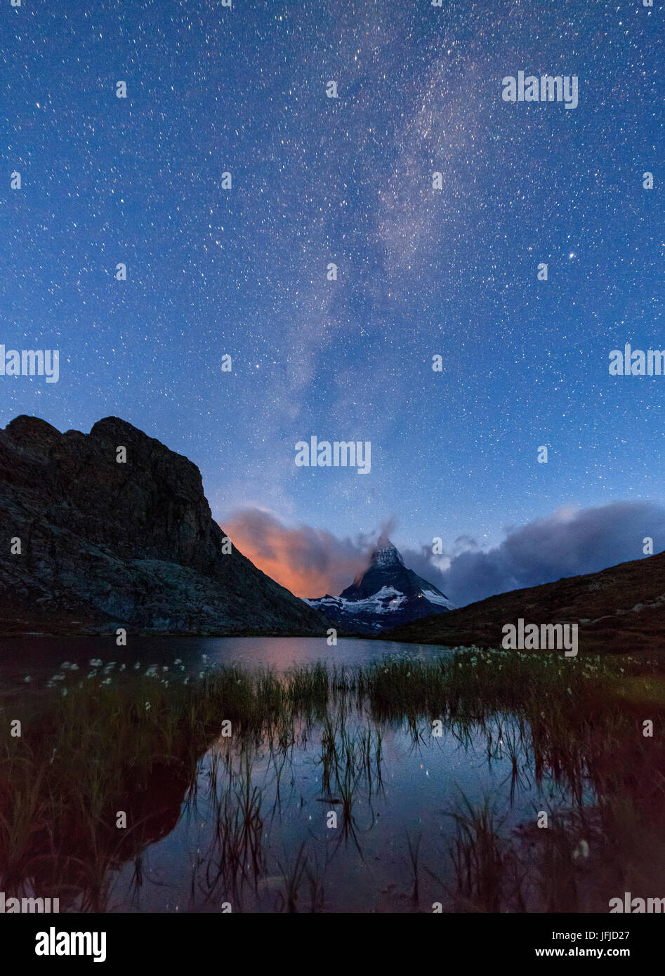 Stars et Milky Way, au-dessus du lac Stellisee Zermatt Canton du Valais Suisse Europe Banque D'Images