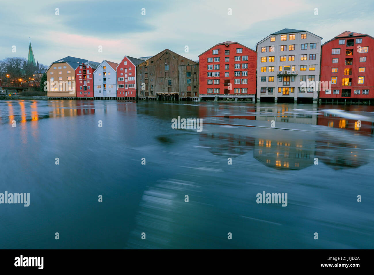 Maisons colorées se reflètent dans la rivière Nidelva Bakklandet Trondheim Norvège Europe Banque D'Images
