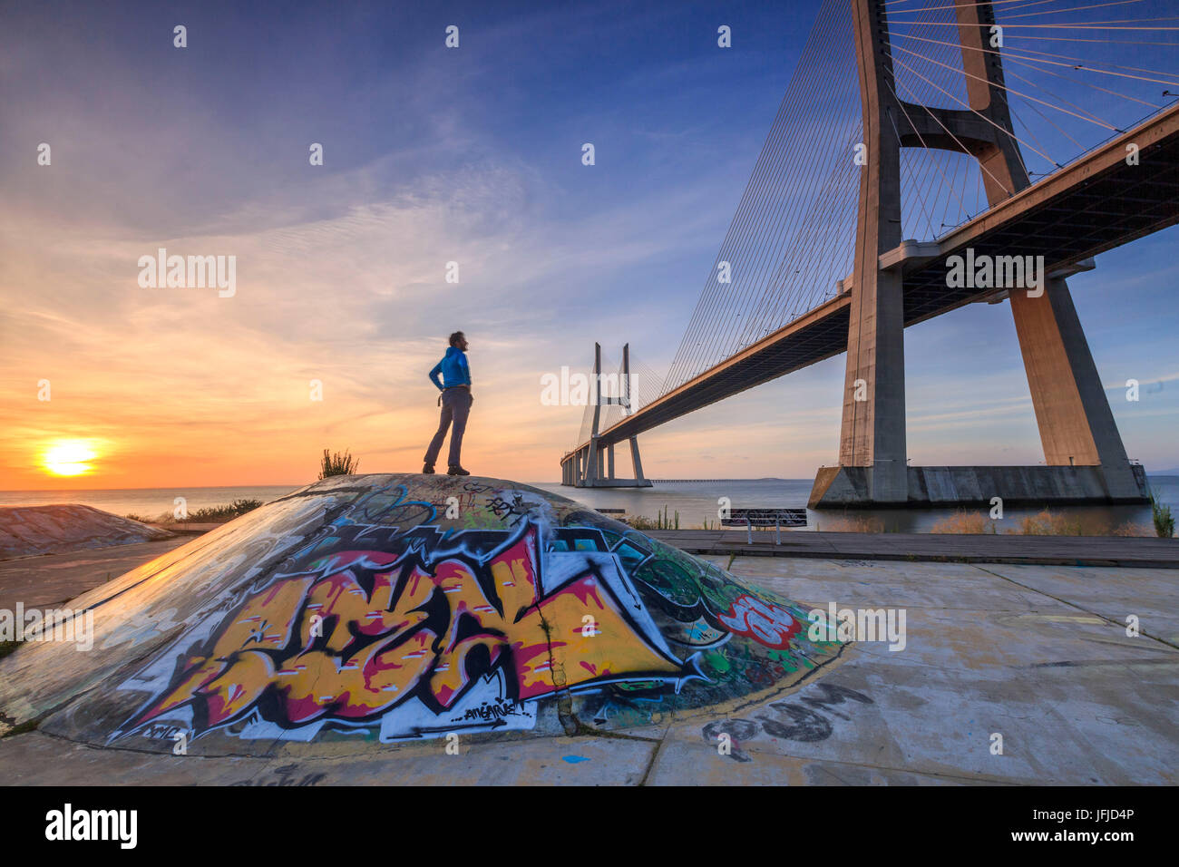 Un touriste admire le majestueux pont Vasco da Gama sur le Tage, Parque das Nações Lisbonne Portugal Europe Banque D'Images