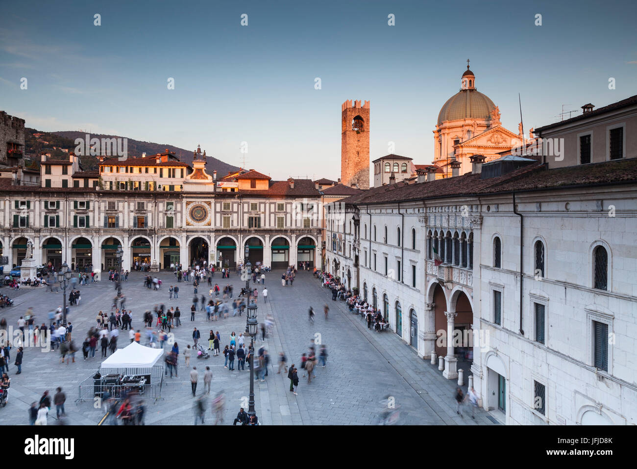 Brescia, Lombardie, Italie, loggia et place de la cathédrale de Brescia au coucher du soleil vue depuis le balcon Loggia's building Banque D'Images
