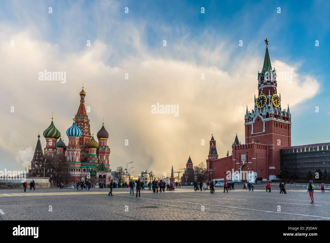 La Russie, Moscou, la Place Rouge, le Kremlin et la Cathédrale Saint Basilics Kremlin Spasskaya Bashnya Banque D'Images