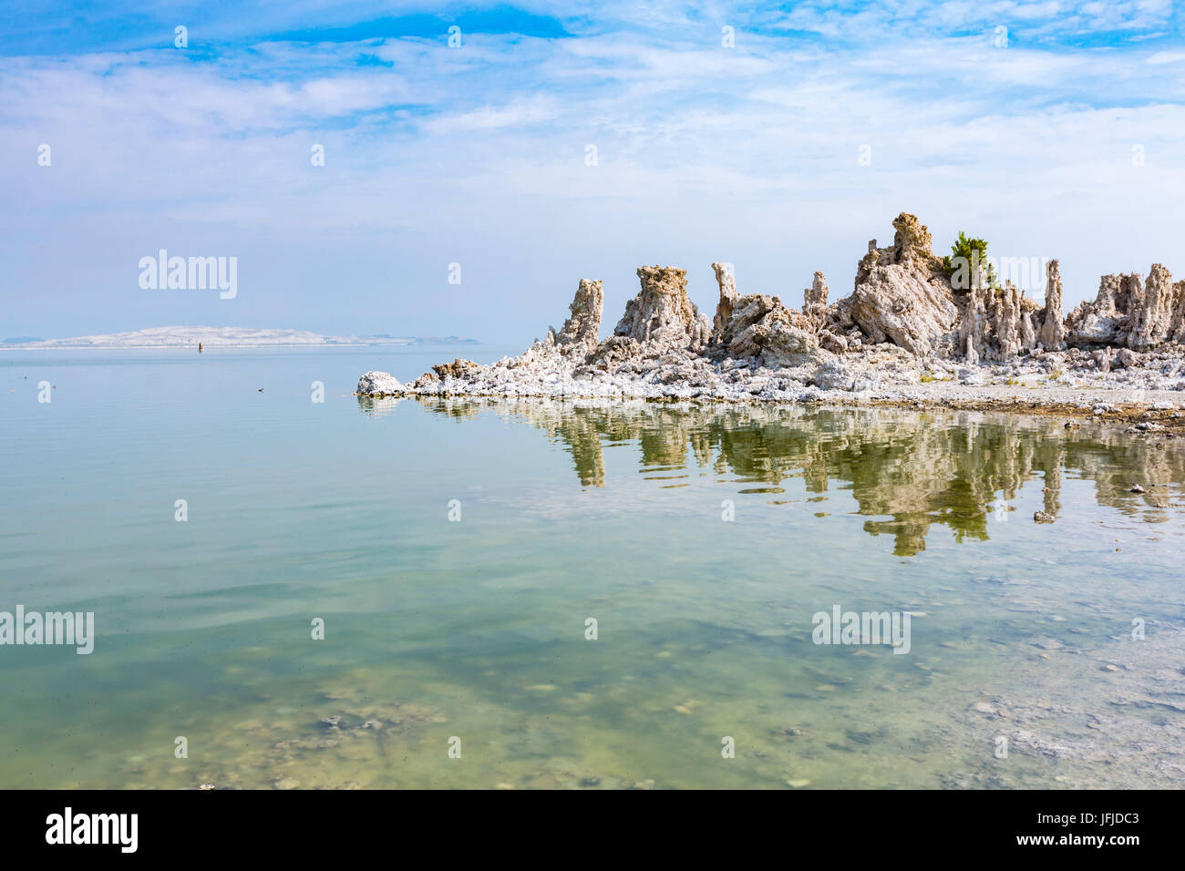 Tours de tuf réfléchir sur les eaux du lac Mono, Mono County, Californie, USA, Banque D'Images