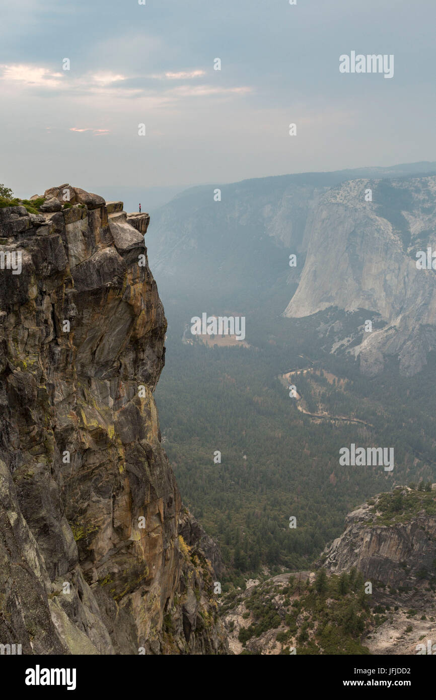 Personne sur le bord au point de vue de Taft, vallée de Yosemite, Yosemite National Park, Mariposa County, Californie, USA, Banque D'Images